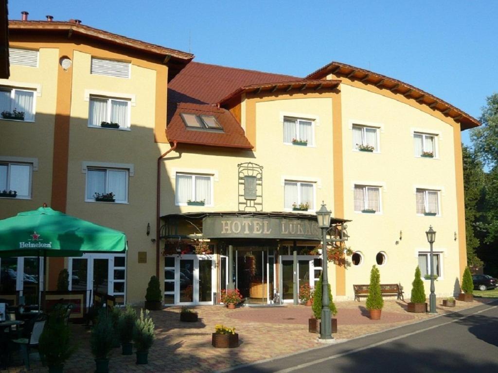 Hotel Lukács Superior Kazincbarcika Esterno foto