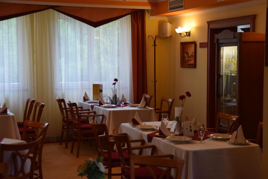 Hotel Lukács Superior Kazincbarcika Esterno foto