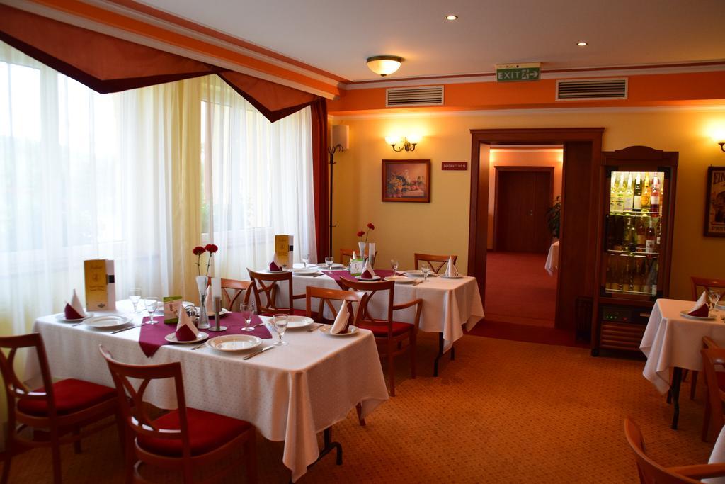 Hotel Lukács Superior Kazincbarcika Esterno foto