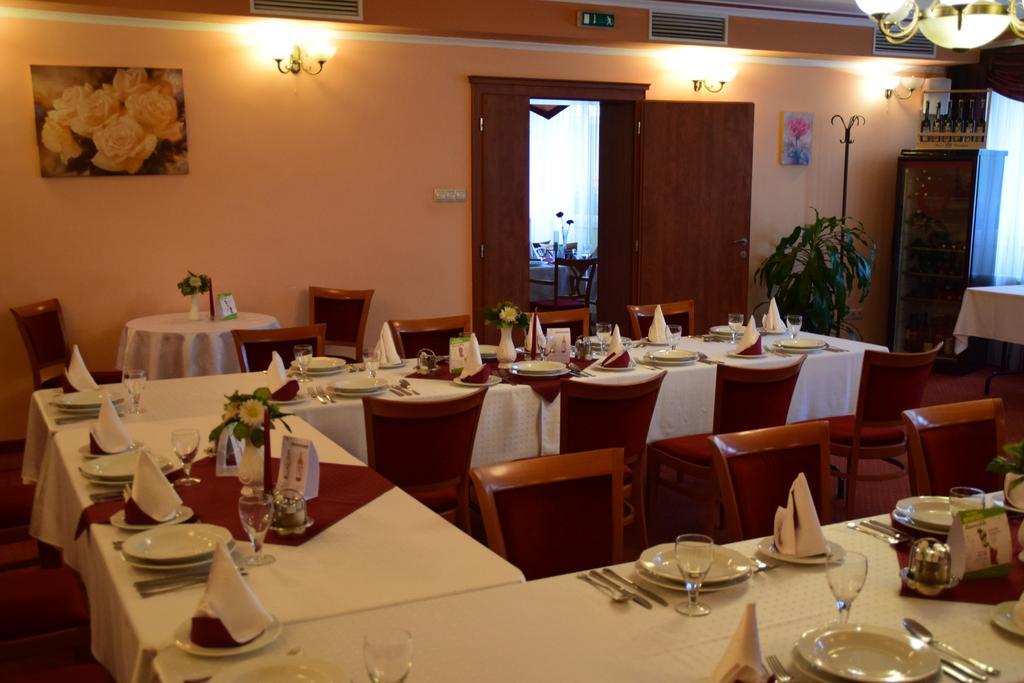 Hotel Lukács Superior Kazincbarcika Esterno foto