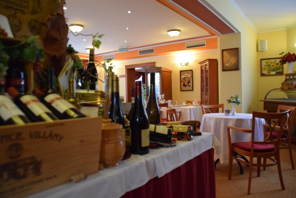 Hotel Lukács Superior Kazincbarcika Esterno foto